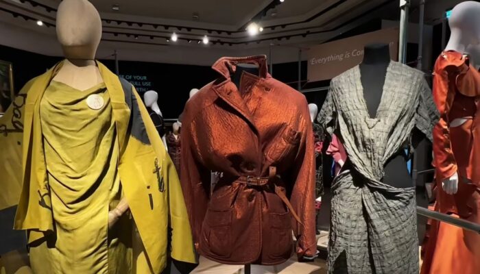 Pakaian dan juga perhiasan mendiang Vivienne Westwood dilelang