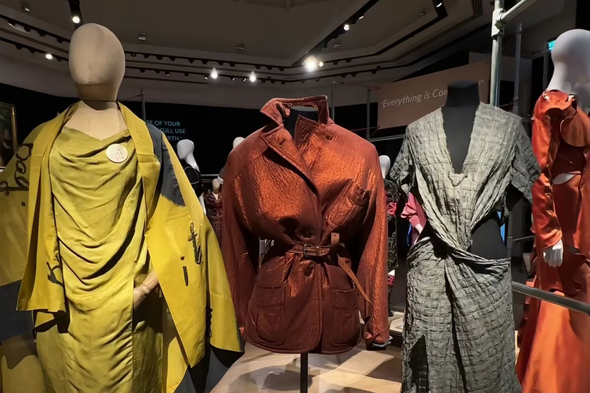 Pakaian serta juga perhiasan mendiang Vivienne Westwood dilelang