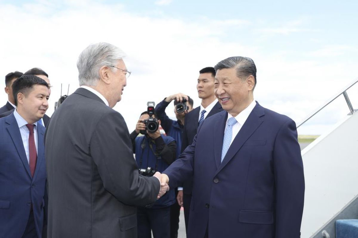 Presiden China Xi Jinping tiba pada Kazakhstan