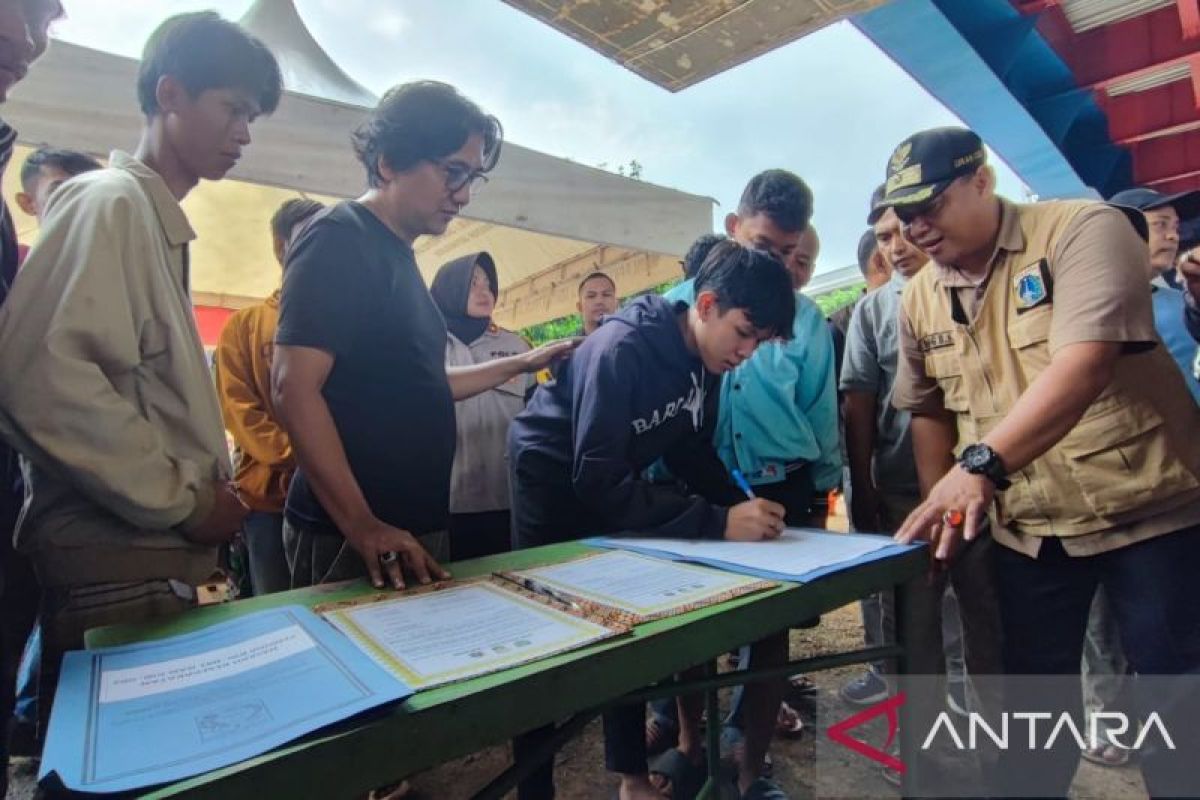 Kriminal kemarin, tawuran warga hingga polisi buru pelaku begal 