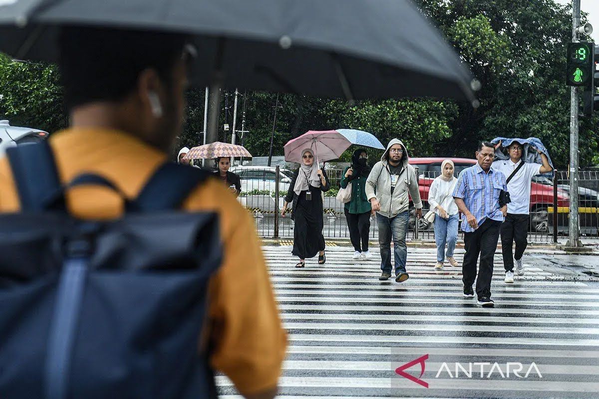 Sebagian Ibukota hujan disertai kilat juga juga angin kencang pada pada di malam hari hari