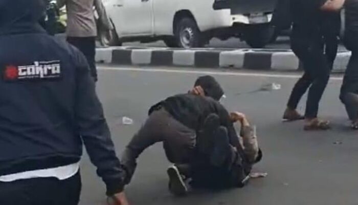 Polisi Dibanting Pendemo ketika Demo Ricuh ke Makassar, Pelaku Ditangkap