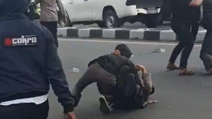 Polisi Dibanting Pendemo ketika Demo Ricuh ke Makassar, Pelaku Ditangkap