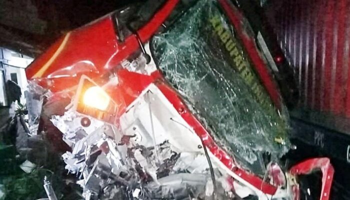 Mesin Mendadak Mati, Truk Damkar Tertabrak KA di Indramayu