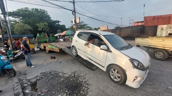 Hendak Dibawa ke RSJ, ODGJ Rebut Mobil dan juga Tabrak Mobil Lain pada Pekanbaru