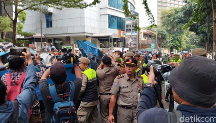 Tenda Pengungsi di UNHCR Dibongkar, 15 WNA Diangkut ke Ditjen Imigrasi