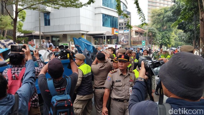 Tenda Pengungsi pada UNHCR Dibongkar, 15 WNA Diangkut ke Ditjen Imigrasi