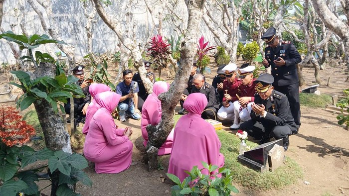 HUT Bhayangkara, Polres Malang Ziarah ke Makam Korban Tragedi Kanjuruhan