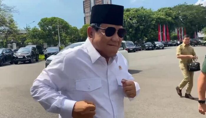 Gaya Silat juga Lari Kecil Prabowo Usai Pulih Pascaoperasi