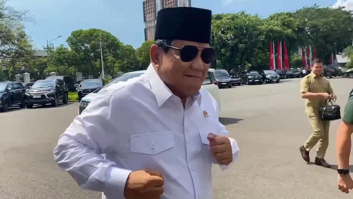 Gaya Silat juga Lari Kecil Prabowo Usai Pulih Pascaoperasi